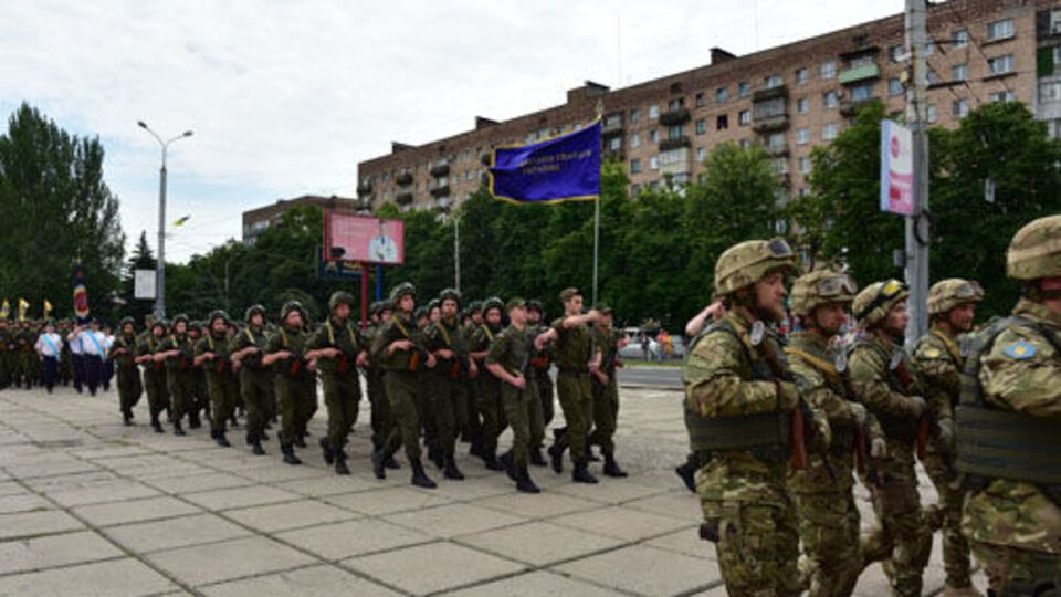 Сегодня в честь освобождения в центре Мариуполя прошел марш защитников города
