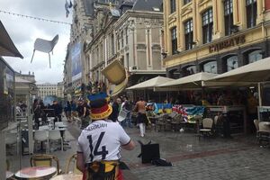Во время столкновения между фанатами в ход пошли стулья