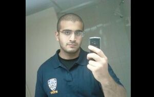 На одной из опубликованных фотографий Омар Матин одет в футболку с эмблемой департамента полиции Нью-Йорка