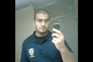 На одной из опубликованных фотографий Омар Матин одет в футболку с эмблемой департамента полиции Нью-Йорка