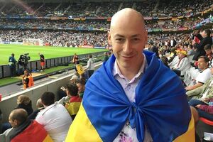 Евро 2016: Кличко, Шевченко, Джамала и Гордон прилетели в Лилль, чтобы болеть за сборную Украины. Фоторепортаж