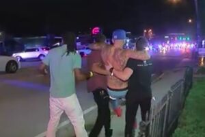 Полицейские выносят пострадавших во время теракта в Орландо