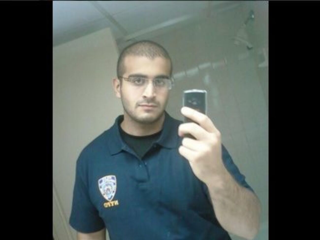 Ранее журналисты опубликовали фотографию предполагаемого преступника, на которой он одет в полицейскую форму