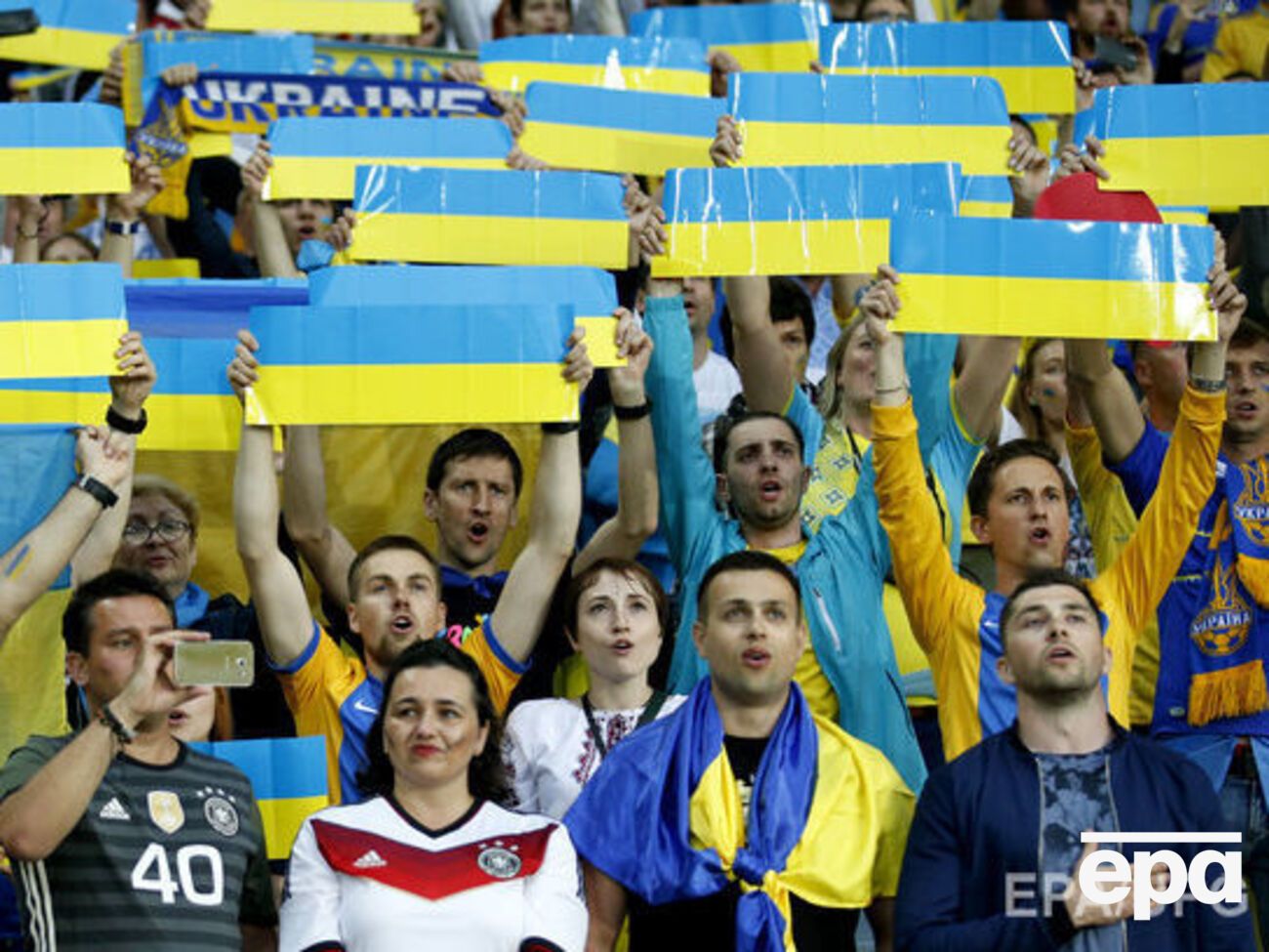 На стадионе в Лилле исполнили гимн Украины