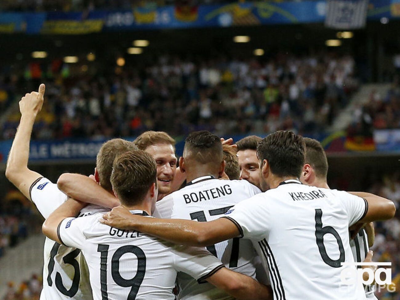 Немцы, несмотря на сопротивление Украины, уверенно выиграли, заняв первое место в группе C