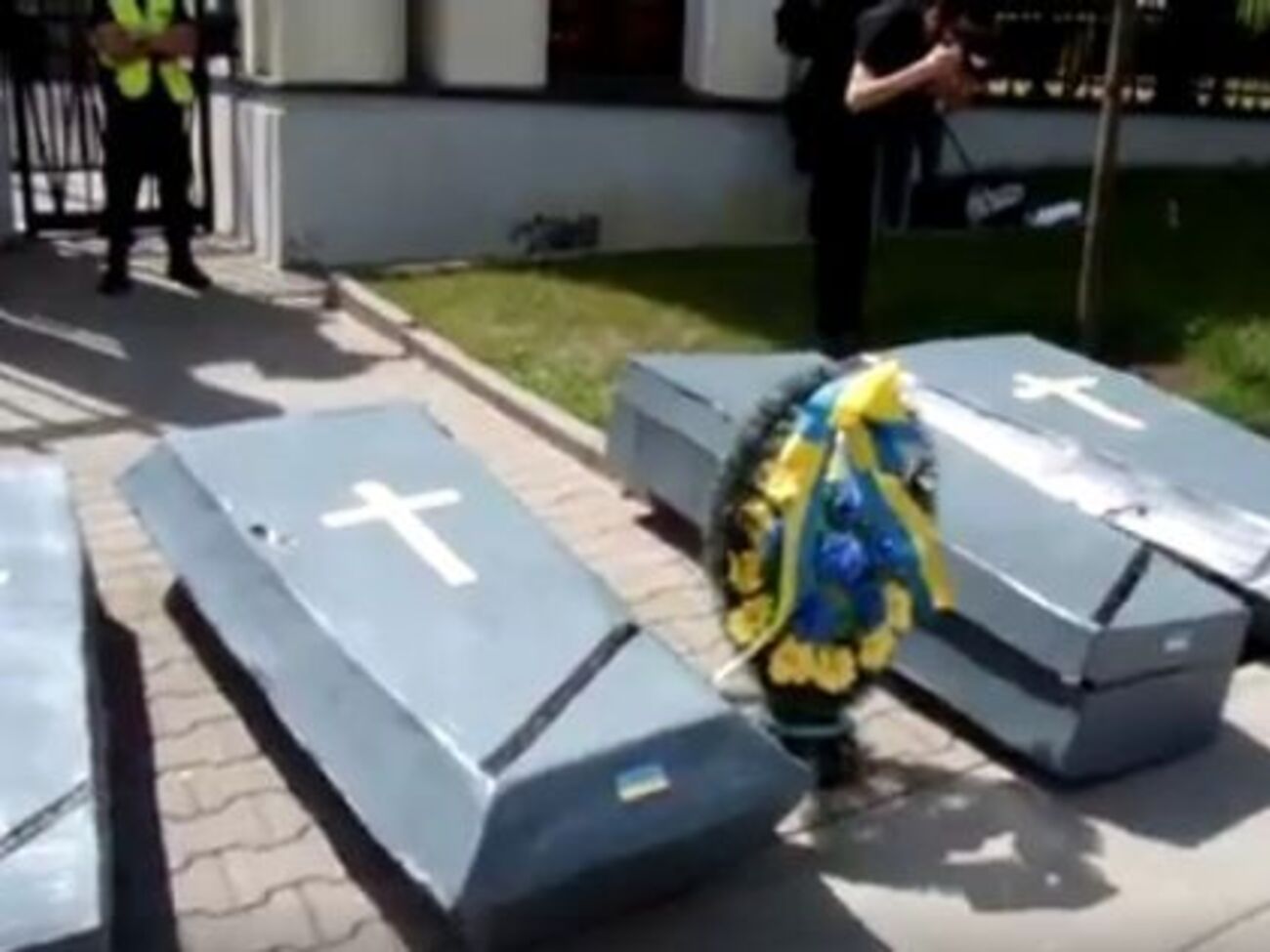 Украинские активисты в Варшаве в рамках флешмоба принесли под посольство РФ гробы