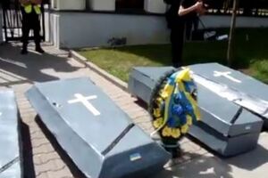 Украинские активисты в Варшаве в рамках флешмоба принесли под посольство РФ гробы