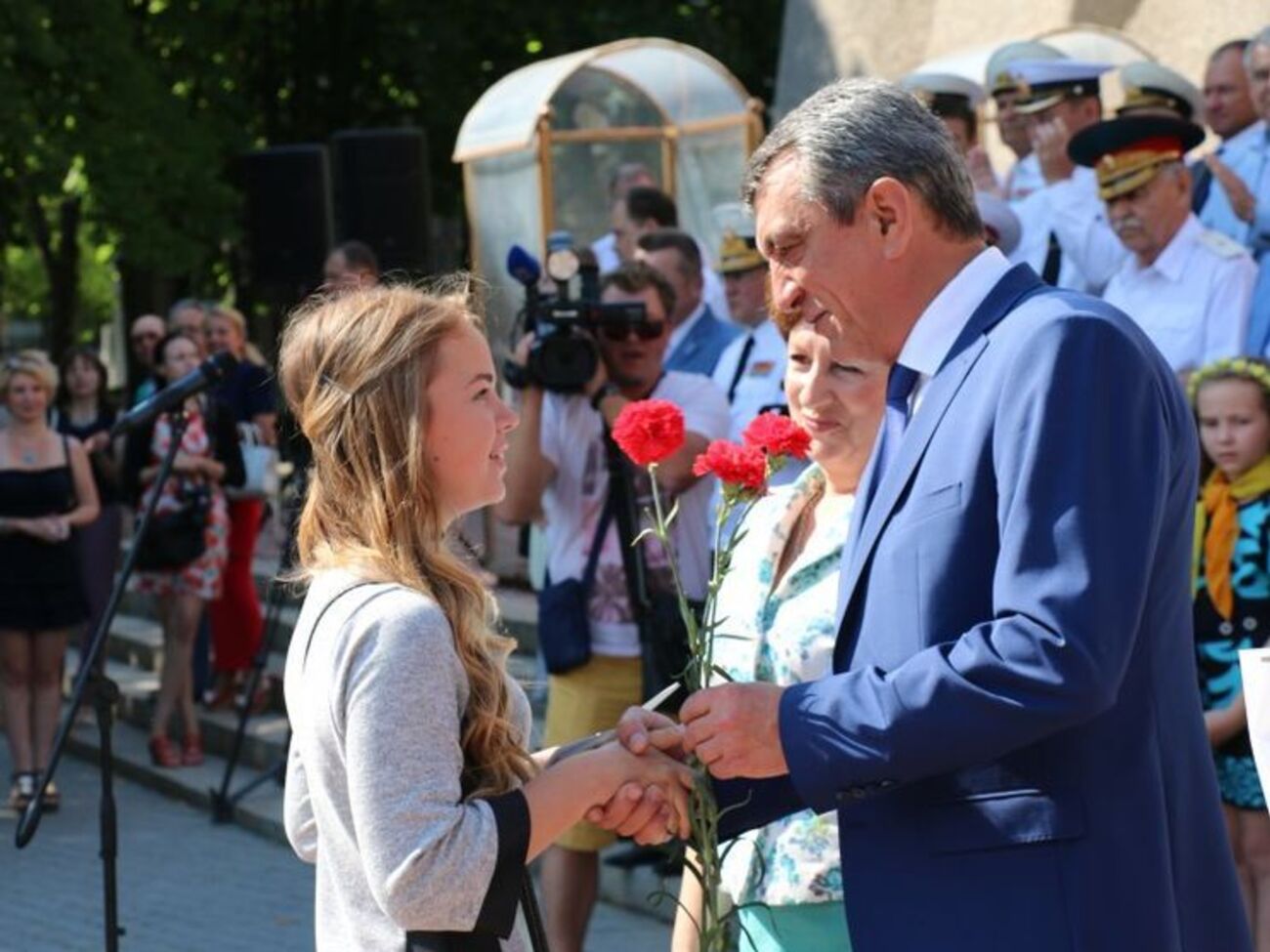 Севастопольским детям вручили российские паспорта