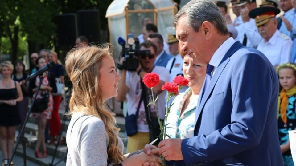 Севастопольским детям вручили российские паспорта
