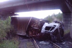 На одной из российских автодорог грузовик слетел с моста