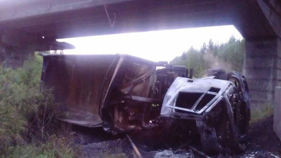 На одной из российских автодорог грузовик слетел с моста