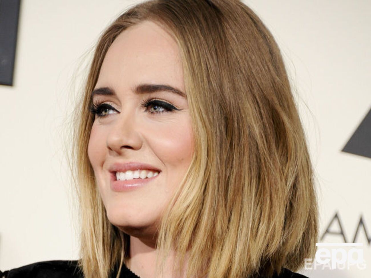 Адель со сцены ответила Тони Висконти в нецензурной форме