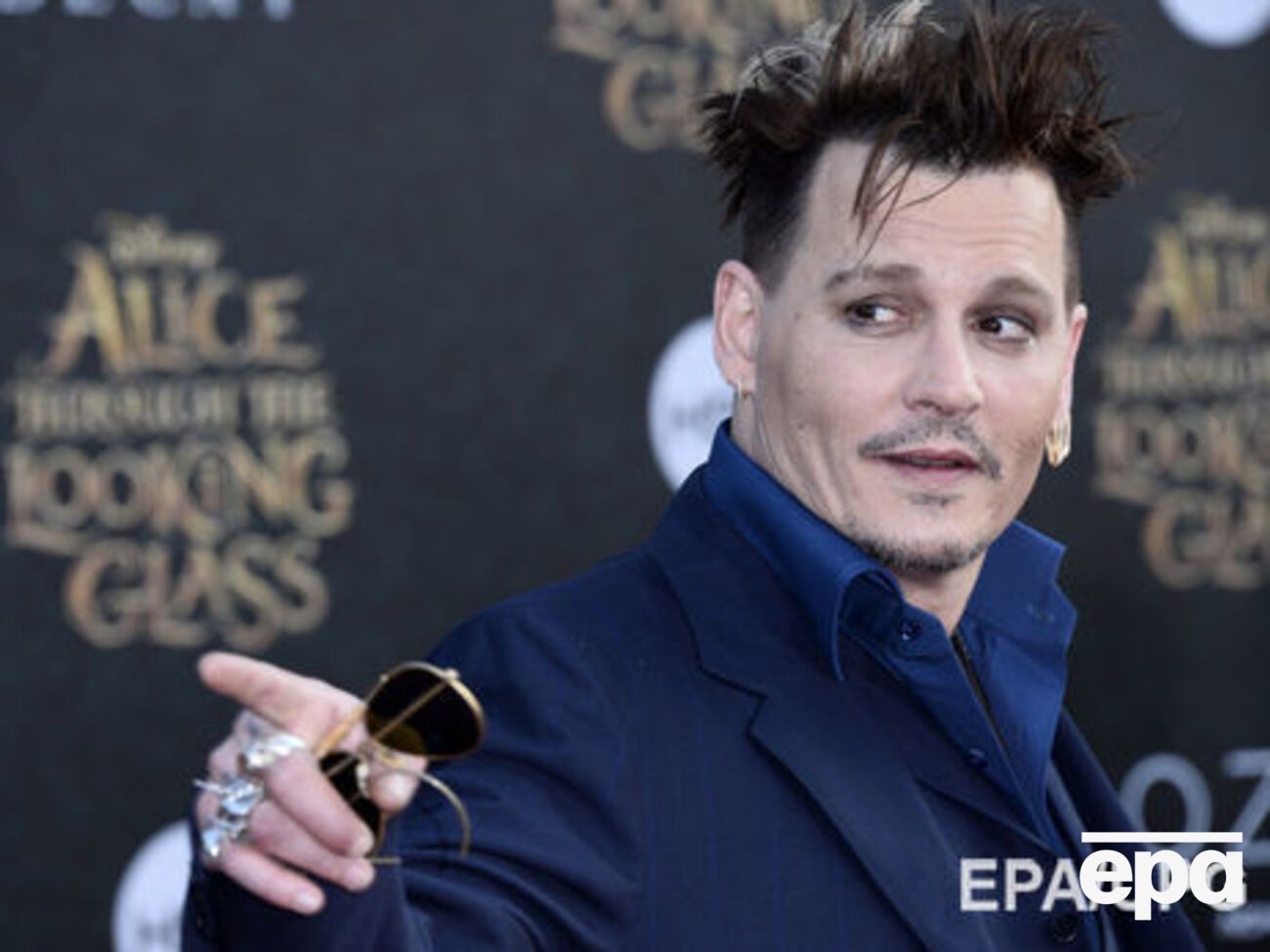 Депп хочет продать девять картин Баския из собственной коллекции