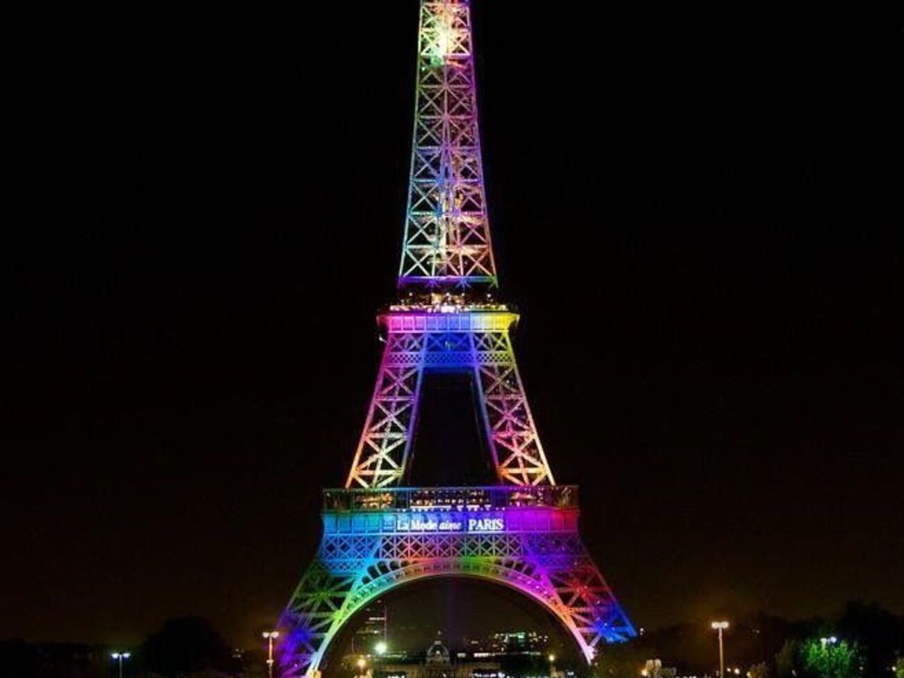 Эйфелева башня загорится цветами радуги