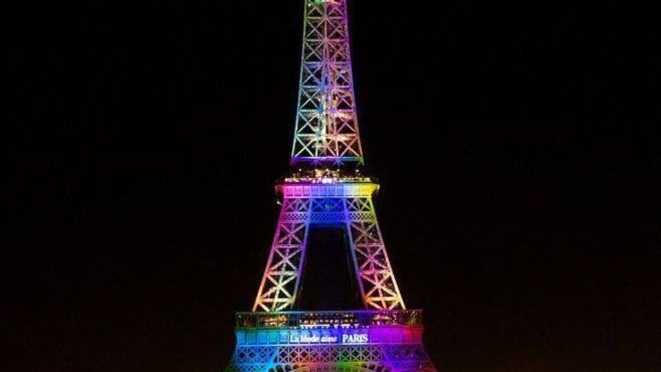 Эйфелева башня загорится цветами радуги