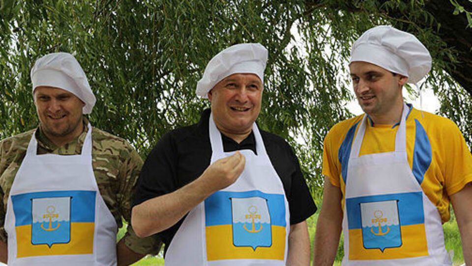 Аваков снова занялся благотворительной готовкой