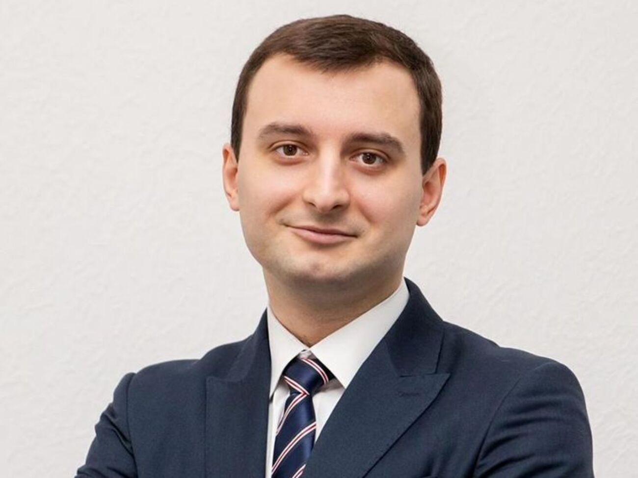 Адвокат Владимир Адонин был одним из тех, кто представлял интересы вдовы бойца АТО в суде и выиграл иск, благодаря чему семье погибшего выплатили положенные 609 тысяч гривен