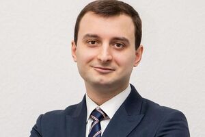 Адвокат Владимир Адонин был одним из тех, кто представлял интересы вдовы бойца АТО в суде и выиграл иск, благодаря чему семье погибшего выплатили положенные 609 тысяч гривен