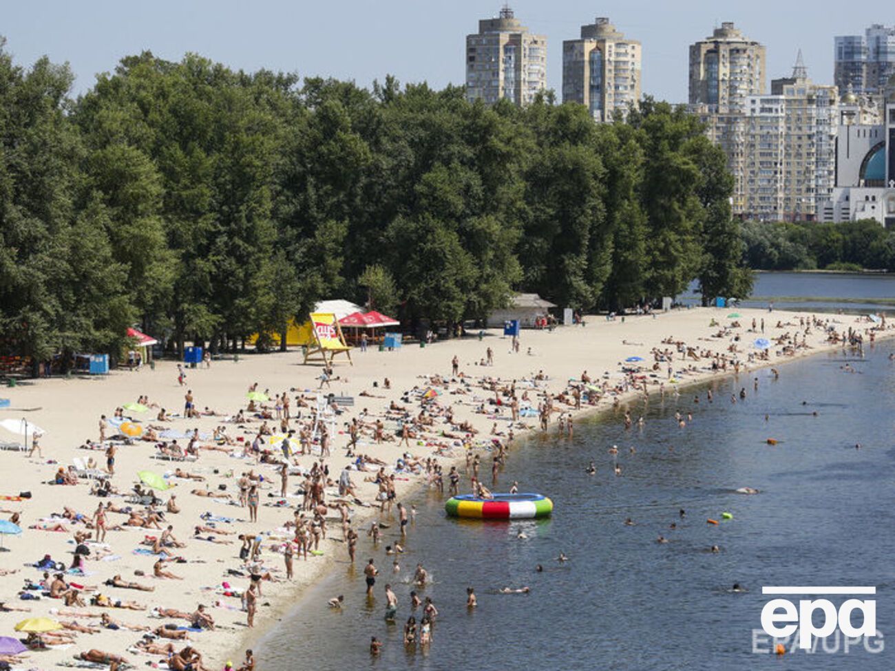 Спасатели советуют купаться только на оборудованных пляжах или в местах с постепенным уклоном и твердым и чистым дном