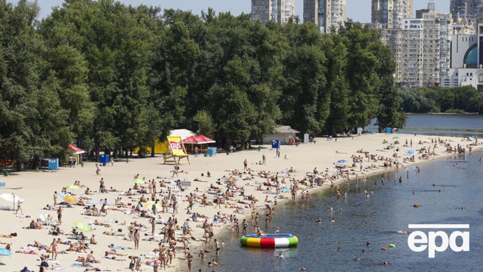 Спасатели советуют купаться только на оборудованных пляжах или в местах с постепенным уклоном и твердым и чистым дном