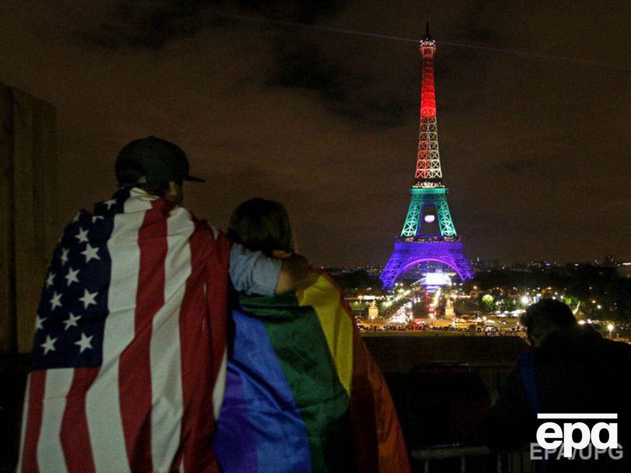 Эйфелеву башню подсветили в цвета ЛГБТ