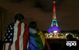 Эйфелеву башню подсветили в цвета ЛГБТ