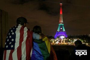 Эйфелеву башню подсветили в цвета ЛГБТ