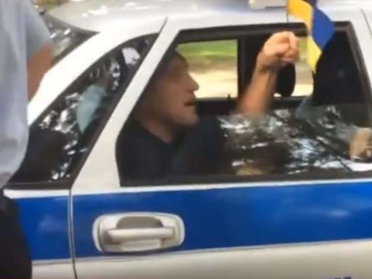 Мужчину в Симферополе задержали из-за украинского флажка