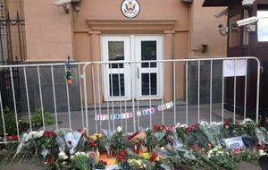 Москвичи принесли цветы к посольству США в знак солидарности с Орландо