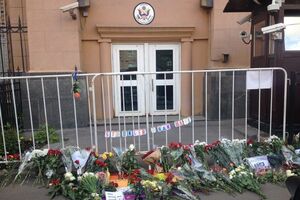 Москвичи принесли цветы к посольству США в знак солидарности с Орландо