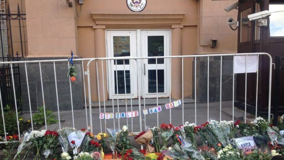 Москвичи принесли цветы к посольству США в знак солидарности с Орландо