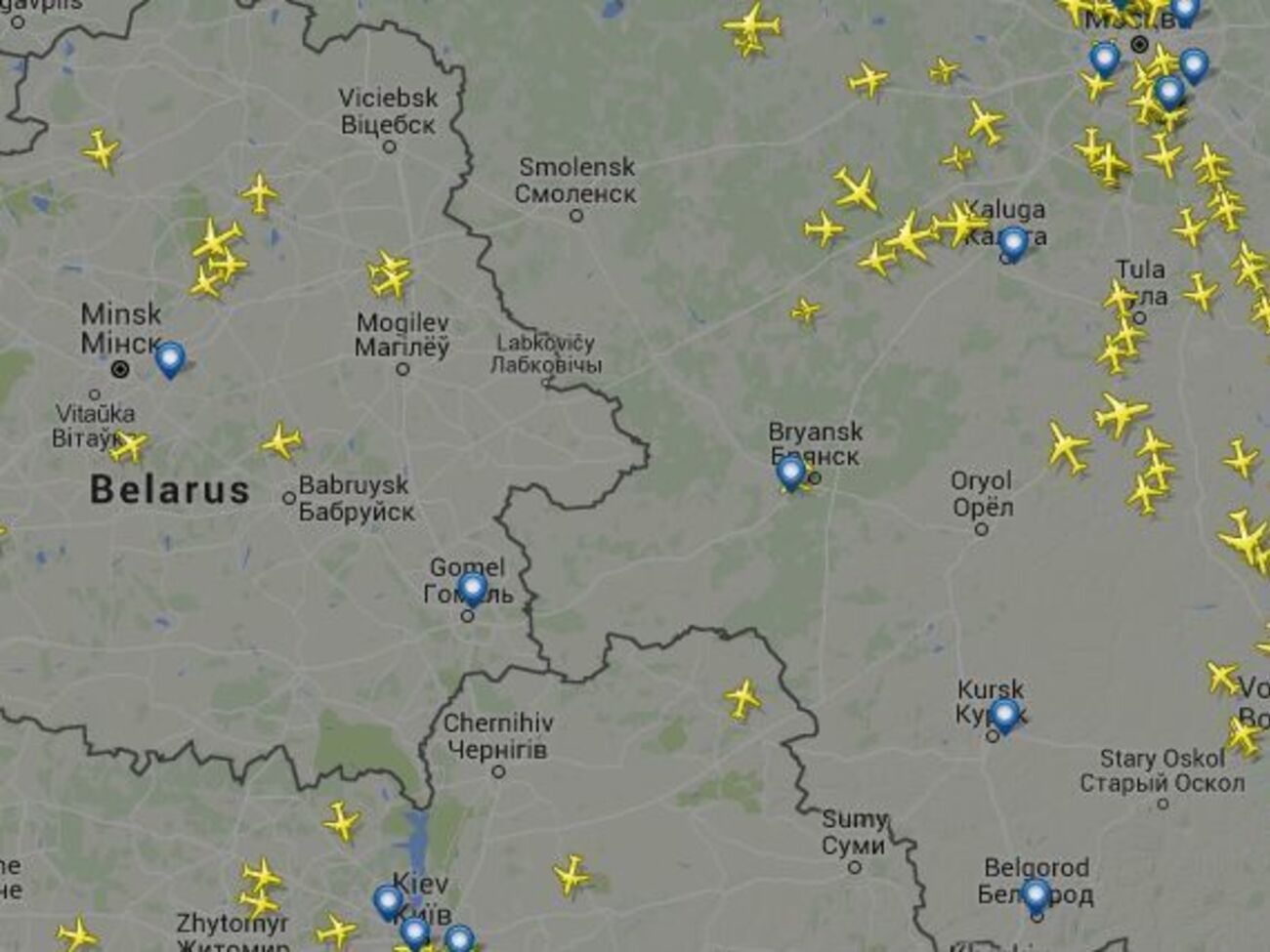 Самолет Ан-148 авиакомпании "Россия" летит в направлении Украины