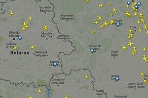 Самолет Ан-148 авиакомпании "Россия" летит в направлении Украины