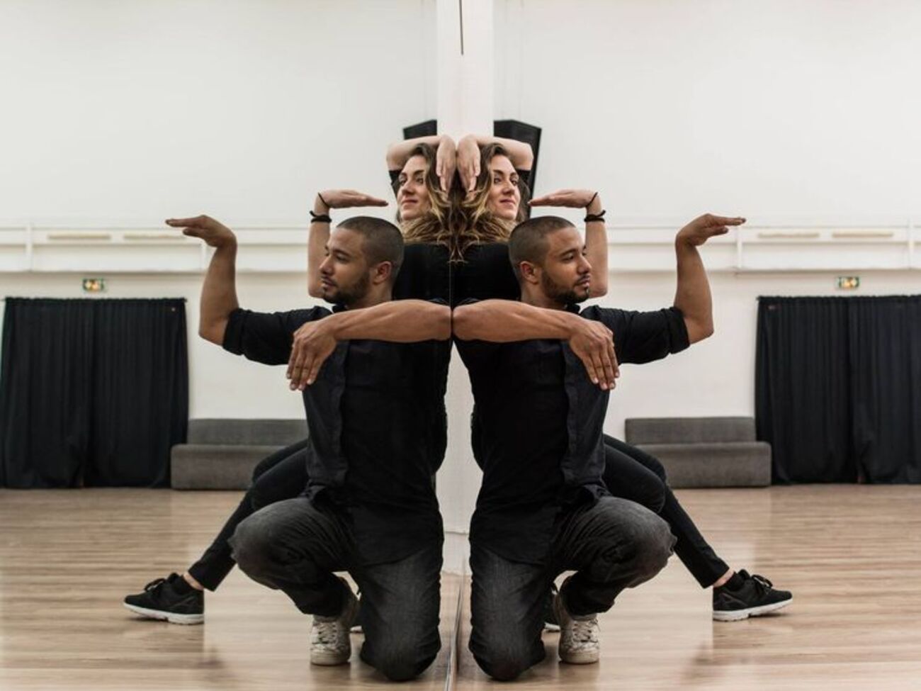 Танцовщики показали симметричный "зеркальный" танец