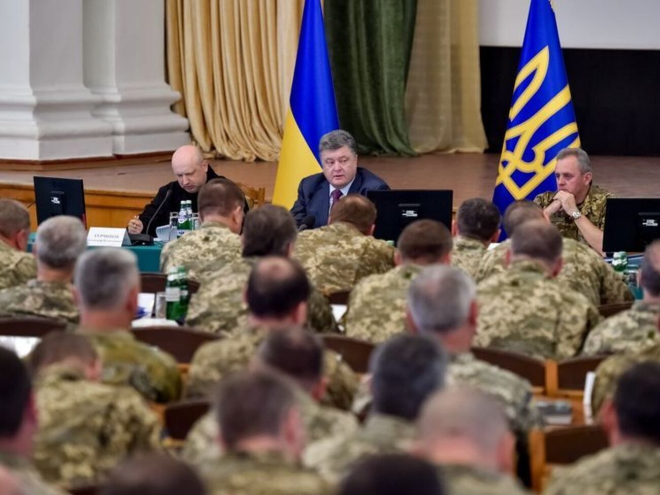Порошенко: Оборона от гибридной агрессии тоже должна быть гибридной