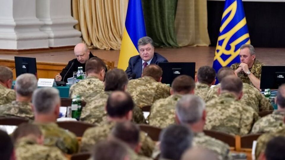 Порошенко: Оборона от гибридной агрессии тоже должна быть гибридной