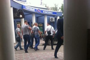 Алексей Салов (крайний слева) направляется с правоохранителями к их автомобилю