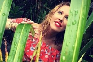 Собчак: Мне тут 18... С подругой Лизой на вечеринке. Чокеры как раз тогда были в моде