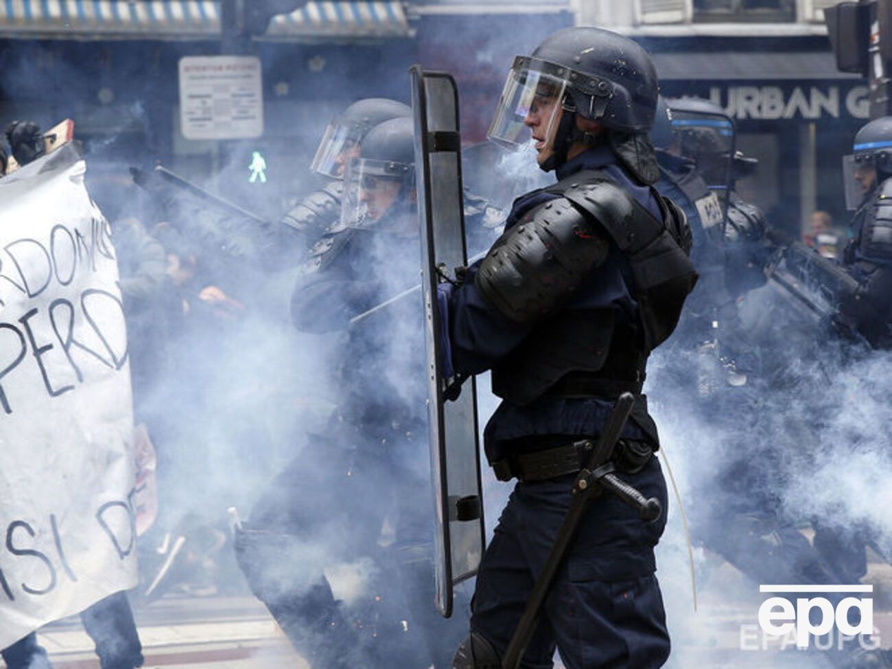 В Париже акции протеста против изменения трудового законодательства переросли в столкновения с полицией. Фоторепортаж