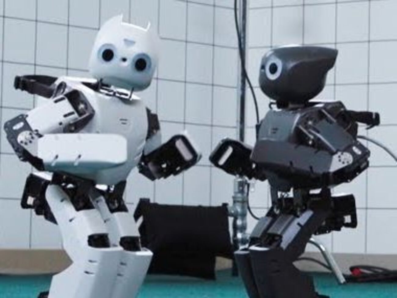 Роботов запрограммировали на движения, напоминающие танцы