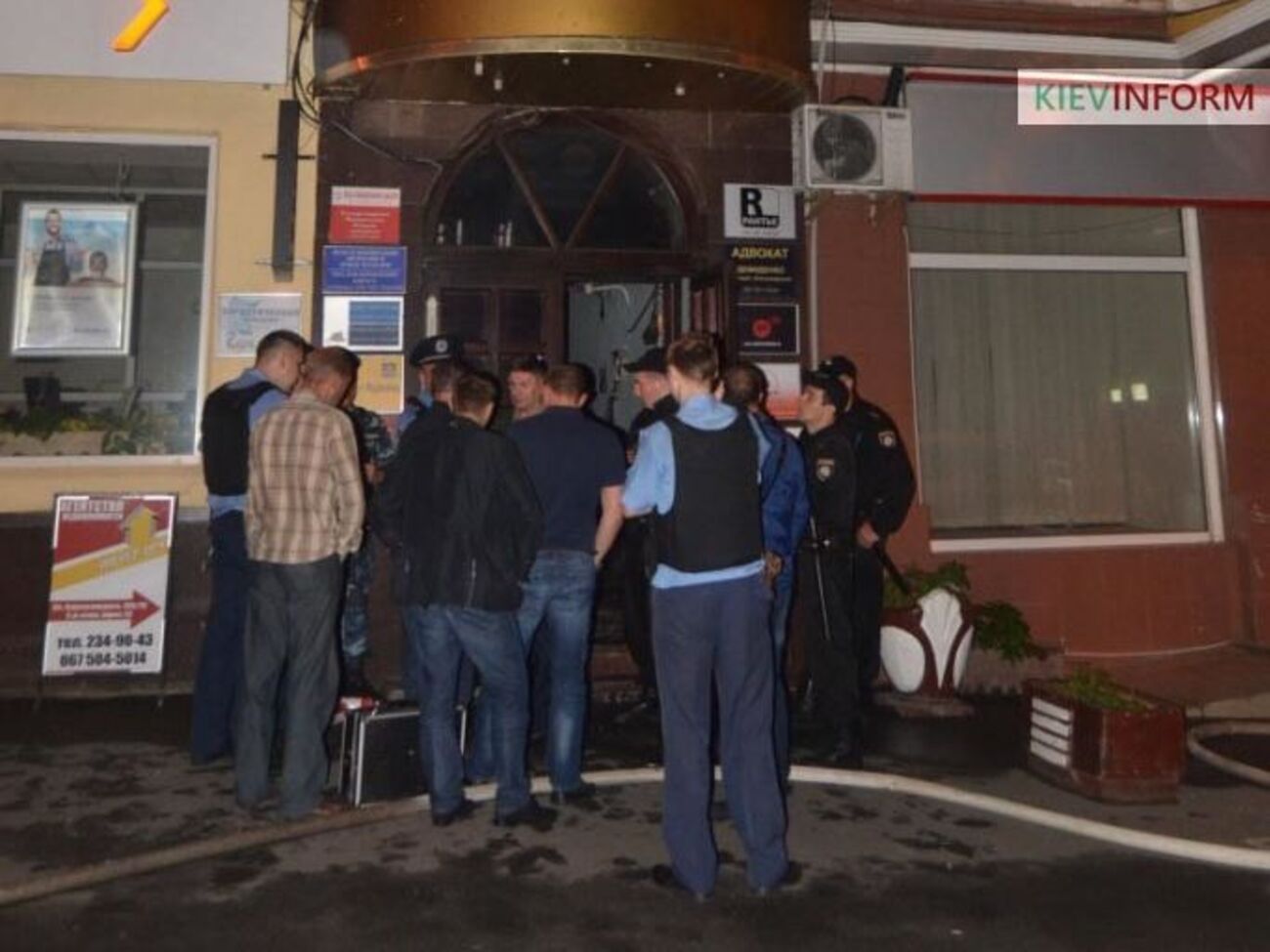 Неизвестные бросили взрывное устройство в жилой дом в Киеве