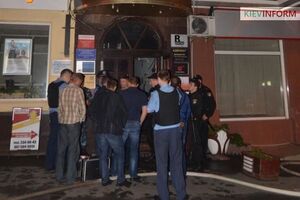 Неизвестные бросили взрывное устройство в жилой дом в Киеве