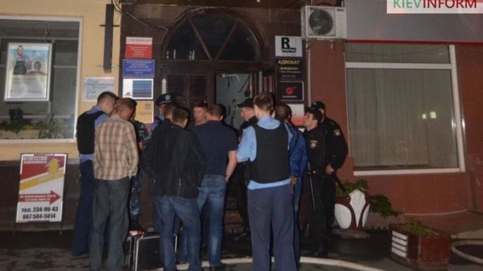 Неизвестные бросили взрывное устройство в жилой дом в Киеве