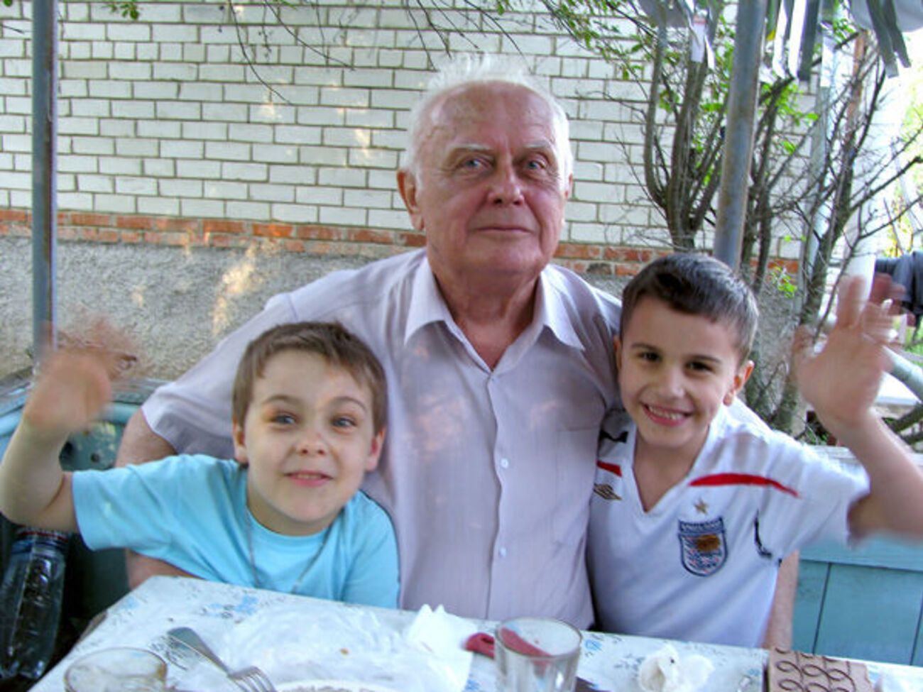 Юрий Солошенко с внуками