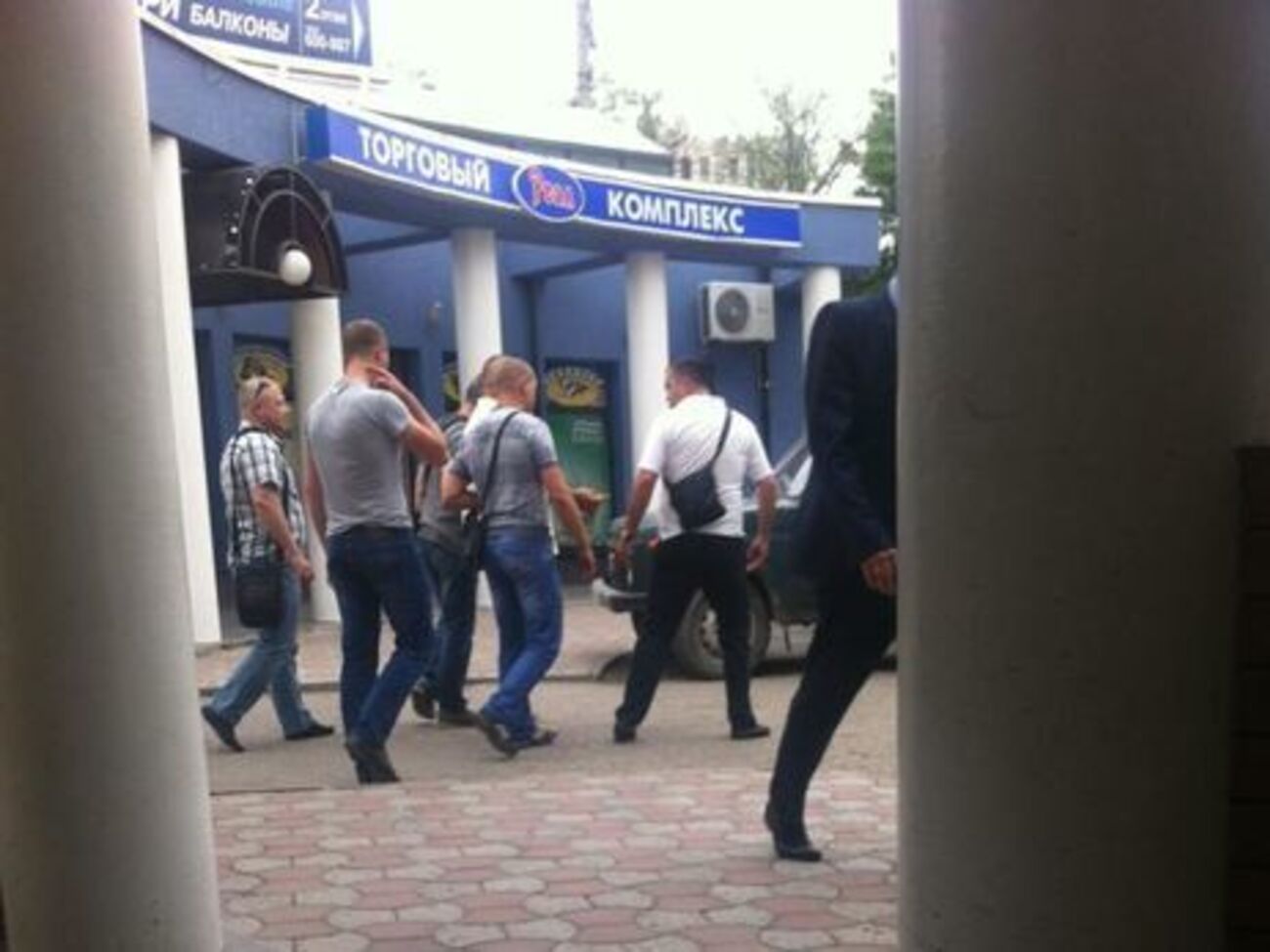 Задержание Алексея Салова (крайнего слева) в Симферополе&nbsp;