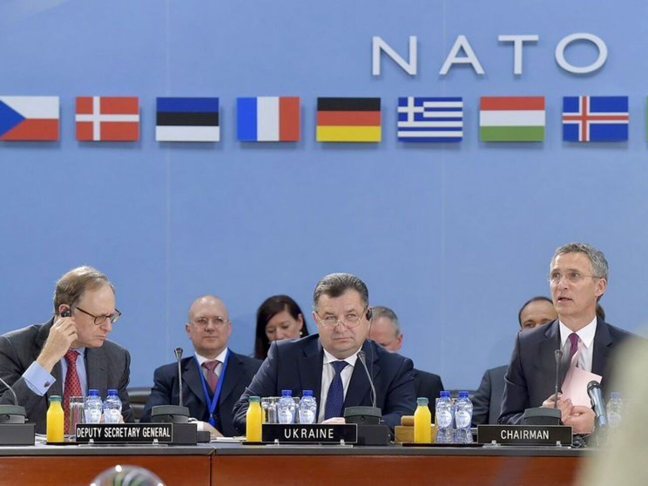 Полторак (по центру) рассказал, что украинская армия в 2016 потеряла 623 военнослужащих
