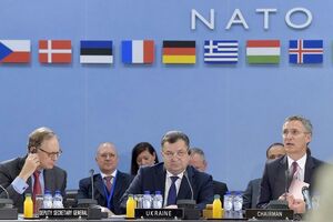Полторак (по центру) рассказал, что украинская армия в 2016 потеряла 623 военнослужащих