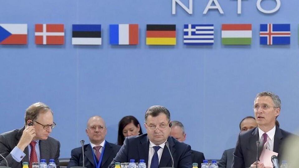 Полторак (по центру) рассказал, что украинская армия в 2016 потеряла 623 военнослужащих