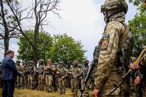 Порошенко: Выслушал бойцов и проверил их солдатский быт