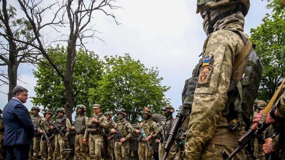 Порошенко: Выслушал бойцов и проверил их солдатский быт